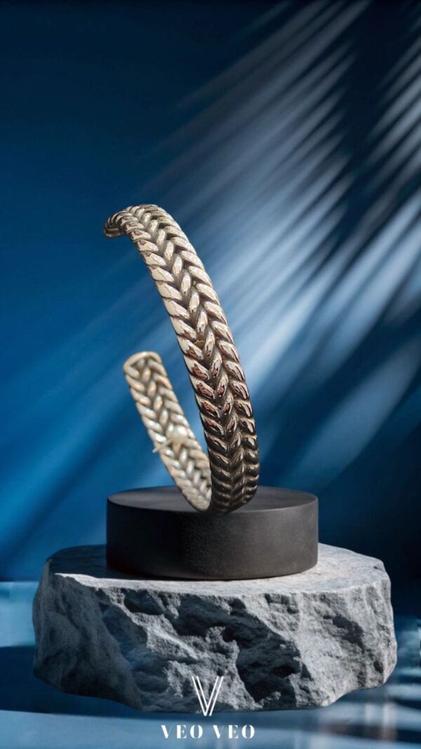 Brazalete modelo cuerda trenzada.